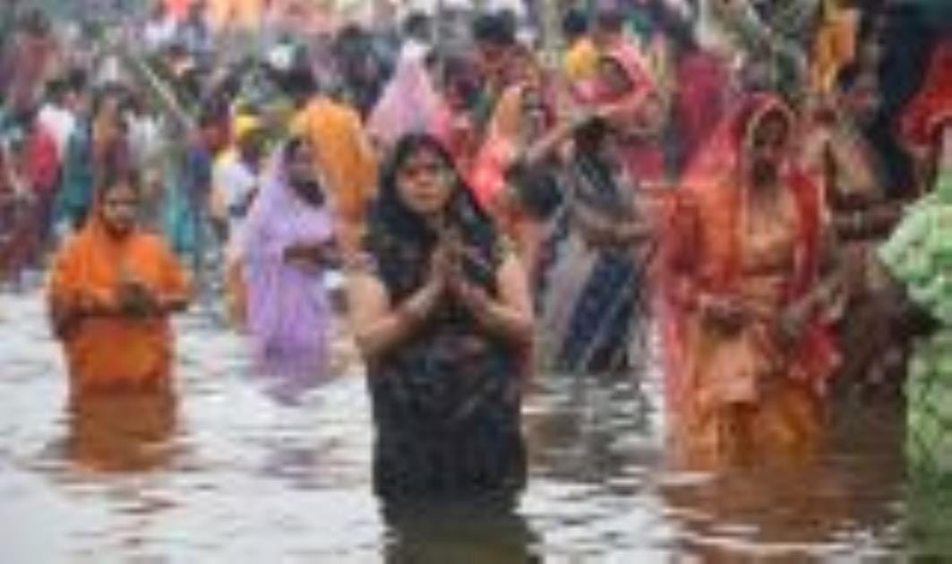 लक्ष्मण मेला मैदान व संझया घाट पर सोमवार शाम श्रद्दाुलु उमड़े। लक्ष्मण मेला मैदान व संझया घाट पर सोमवार शाम श्रद्दाुलु उमड़े।