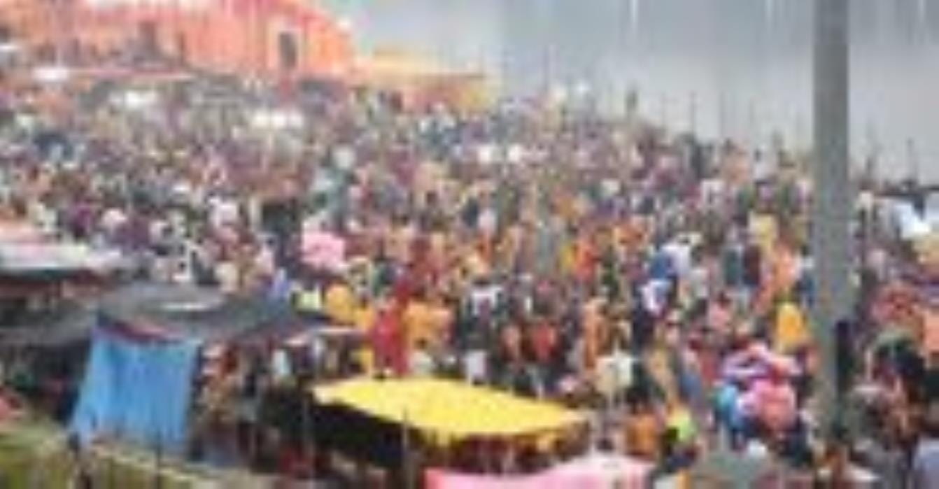 लक्ष्मण मेला मैदान व संझया घाट पर सोमवार शाम श्रद्दाुलु उमड़े। लक्ष्मण मेला मैदान व संझया घाट पर सोमवार शाम श्रद्दाुलु उमड़े।