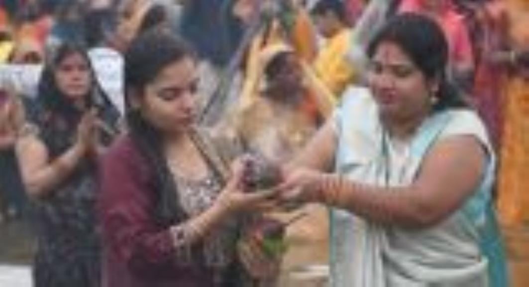 लक्ष्मण मेला मैदान व संझया घाट पर सोमवार शाम श्रद्दाुलु उमड़े। लक्ष्मण मेला मैदान व संझया घाट पर सोमवार शाम श्रद्दाुलु उमड़े।
