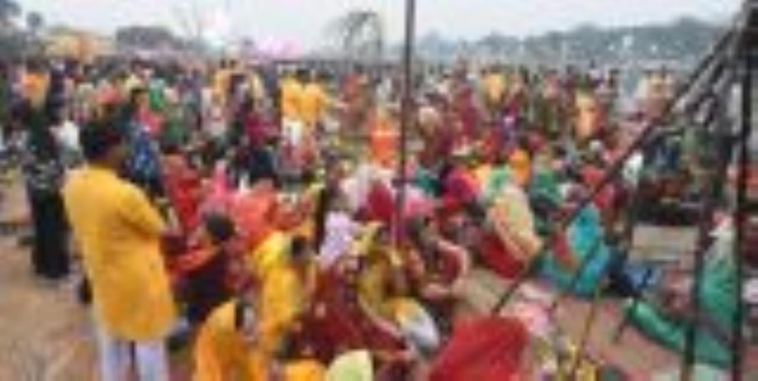 लक्ष्मण मेला मैदान व संझया घाट पर सोमवार शाम श्रद्दाुलु उमड़े। लक्ष्मण मेला मैदान व संझया घाट पर सोमवार शाम श्रद्दाुलु उमड़े।