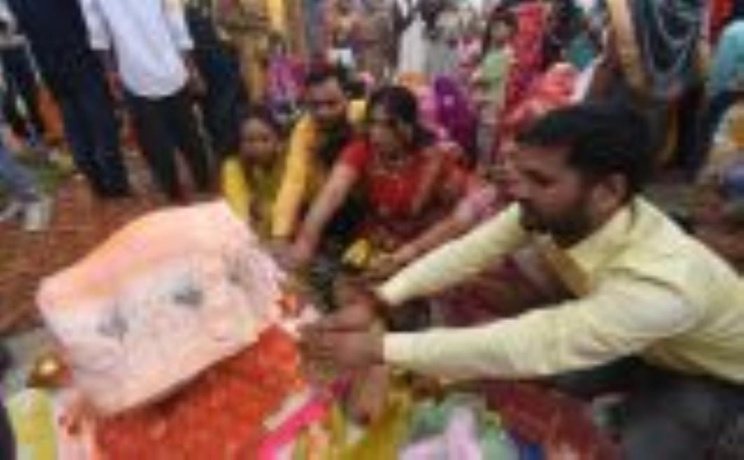 लक्ष्मण मेला मैदान व संझया घाट पर सोमवार शाम श्रद्दाुलु उमड़े। लक्ष्मण मेला मैदान व संझया घाट पर सोमवार शाम श्रद्दाुलु उमड़े।