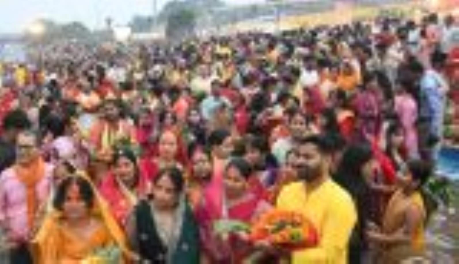 लक्ष्मण मेला मैदान व संझया घाट पर सोमवार शाम श्रद्दाुलु उमड़े। लक्ष्मण मेला मैदान व संझया घाट पर सोमवार शाम श्रद्दाुलु उमड़े।