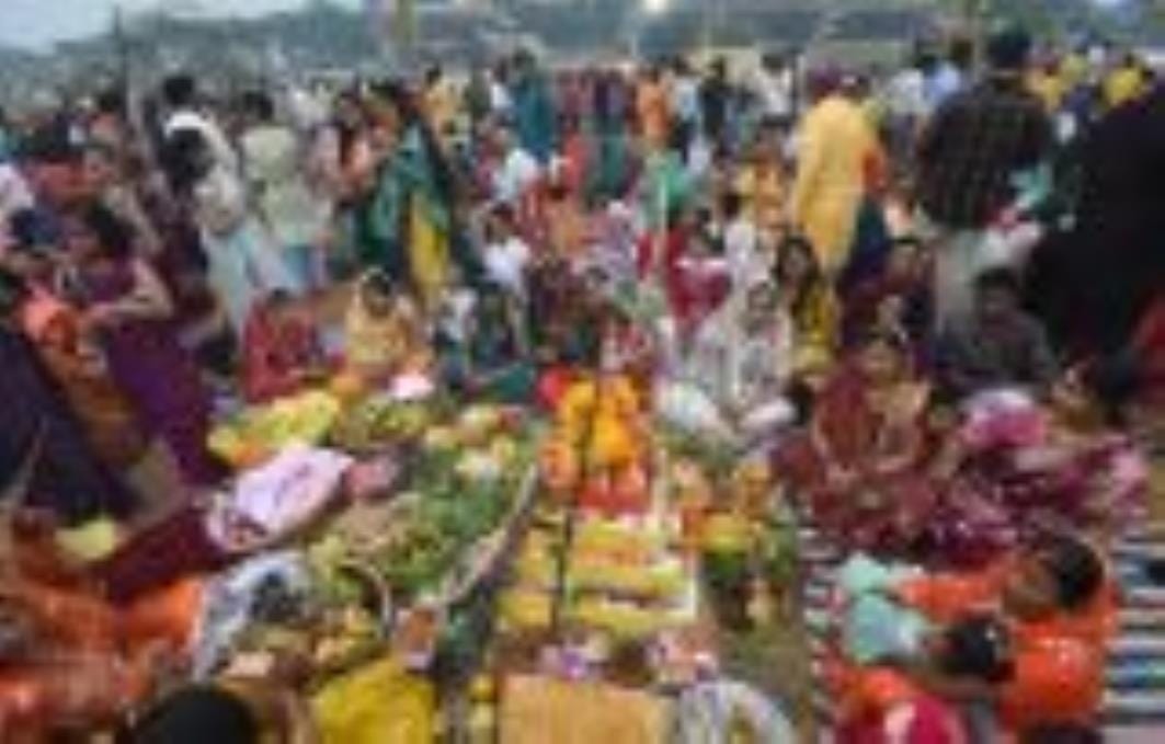 लक्ष्मण मेला मैदान व संझया घाट पर सोमवार शाम श्रद्दाुलु उमड़े। लक्ष्मण मेला मैदान व संझया घाट पर सोमवार शाम श्रद्दाुलु उमड़े।