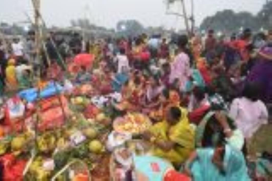 लक्ष्मण मेला मैदान व संझया घाट पर सोमवार शाम श्रद्दाुलु उमड़े। लक्ष्मण मेला मैदान व संझया घाट पर सोमवार शाम श्रद्दाुलु उमड़े।