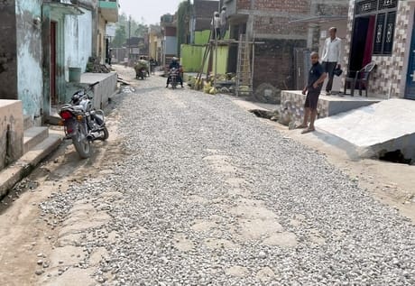 मंडावली बांकरपुर मार्ग में निमार्णाधीन सड़क पर खानापूर्ति के लिए डाले गए पत्थर। स्रोत ग्रामीण मंडावली बांकरपुर मार्ग में निमार्णाधीन सड़क पर खानापूर्ति के लिए डाले गए पत्थर। स्रोत ग्रामीण