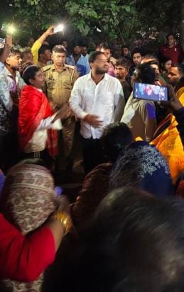 ममता की फाइल फोटो और हंगामा करते लोग।