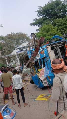 बस पलटने से दर्जनों लोग घायल