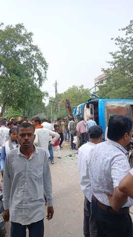 बस पलटने से दर्जनों लोग घायल