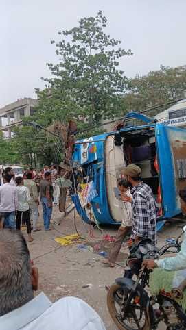 बस पलटने से दर्जनों लोग घायल