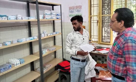 ओपीडी के निरीक्षण के दौरान स्टाफ से बात करते सीएमएम। संवाद ओपीडी के निरीक्षण के दौरान स्टाफ से बात करते सीएमएम। संवाद
