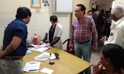 ओपीडी के निरीक्षण के दौरान स्टाफ से बात करते सीएमएम। संवाद ओपीडी के निरीक्षण के दौरान स्टाफ से बात करते सीएमएम। संवाद