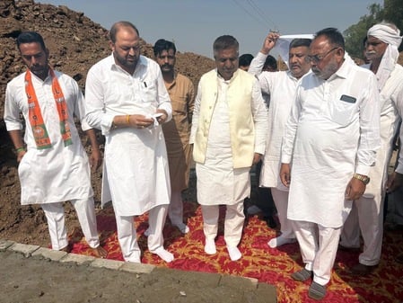 पिहोवा। अस्पताल के भवन का शिलान्यास करते जयभगवान शर्मा। संवाद पिहोवा। अस्पताल के भवन का शिलान्यास करते जयभगवान शर्मा। संवाद