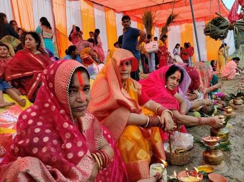 पुलिस लाइन परिसर स्थित तालाब के किनारे डाला छठ पर पूजा करती महिलाएं। संवाद पुलिस लाइन परिसर स्थित तालाब के किनारे डाला छठ पर पूजा करती महिलाएं। संवाद