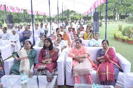 रोहटा। गांव किनौली में सतसंग में प्रवच्चन करते आचार्य सुशील बलूनी। संवाद रोहटा। गांव किनौली में सतसंग में प्रवच्चन करते आचार्य सुशील बलूनी। संवाद
