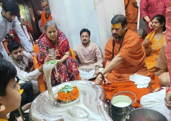 सहारनपुर के शिवधाम में श्रीराम कथा करते महामंडलेश्वर स्वामी कैलाशानंद गिरि महाराज