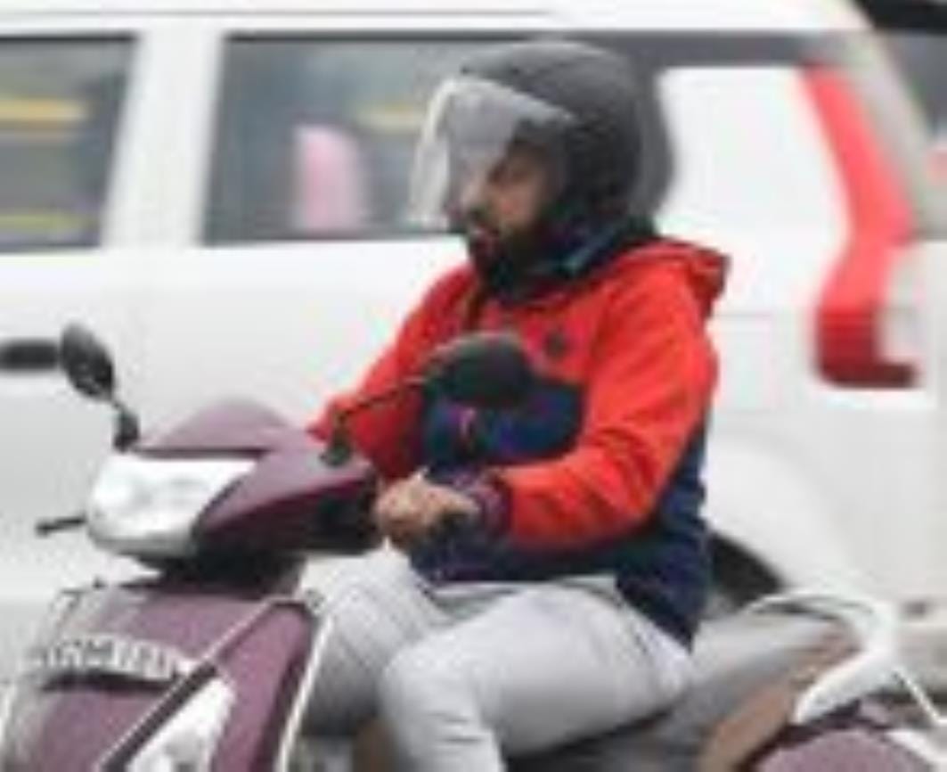 शहर के इलाकों में सोमवार को छाई बदली एवं गर्म कपड़े पहनकर निकले लोग। 