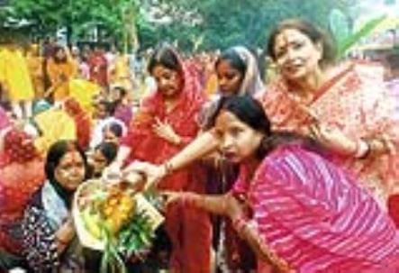 शहर में गोमती के घाट के साथ अपार्टमेंटों व मोहल्ले में भी छाया रहा छठ का उल्लास।