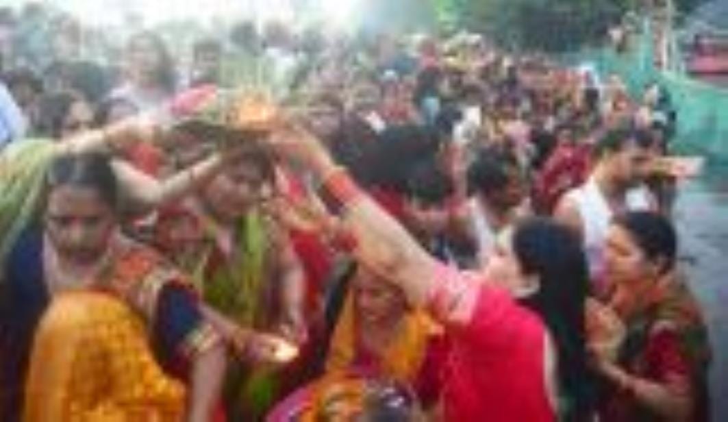 शहर में गोमती के घाट के साथ अपार्टमेंटों व मोहल्ले में भी छाया रहा छठ का उल्लास।