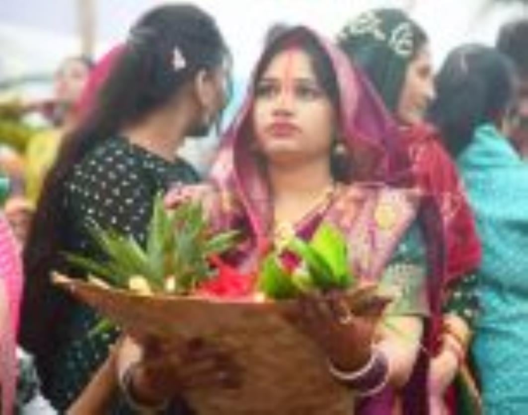 शहर में गोमती के घाट के साथ अपार्टमेंटों व मोहल्ले में भी छाया रहा छठ का उल्लास।