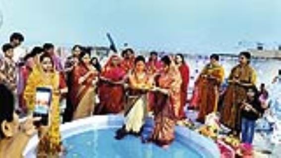 शहर में गोमती के घाट के साथ अपार्टमेंटों व मोहल्ले में भी छाया रहा छठ का उल्लास।