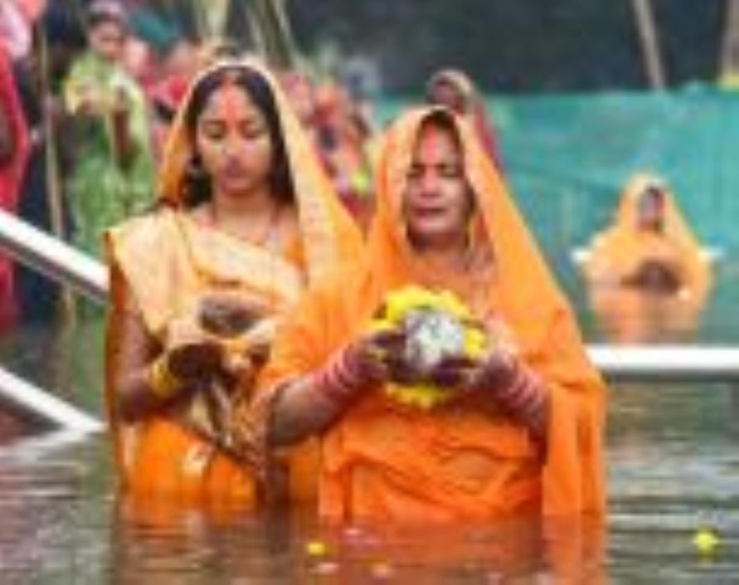शहर में गोमती के घाट के साथ अपार्टमेंटों व मोहल्ले में भी छाया रहा छठ का उल्लास।