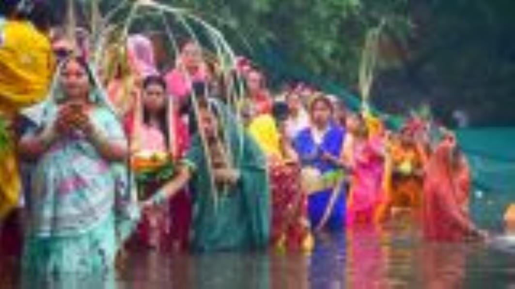 शहर में गोमती के घाट के साथ अपार्टमेंटों व मोहल्ले में भी छाया रहा छठ का उल्लास।