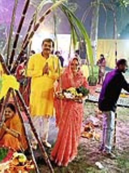 शहर में गोमती के घाट के साथ अपार्टमेंटों व मोहल्ले में भी छाया रहा छठ का उल्लास।