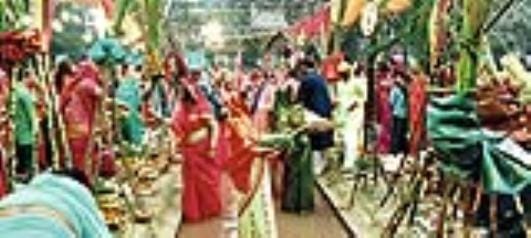 शहर में गोमती के घाट के साथ अपार्टमेंटों व मोहल्ले में भी छाया रहा छठ का उल्लास।