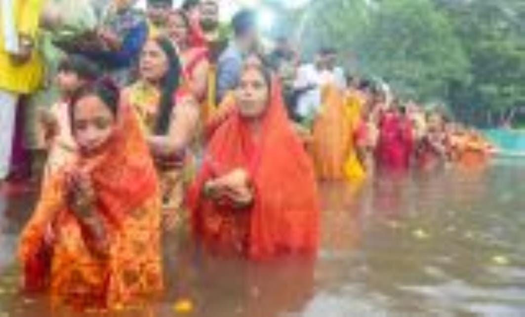 शहर में गोमती के घाट के साथ अपार्टमेंटों व मोहल्ले में भी छाया रहा छठ का उल्लास।