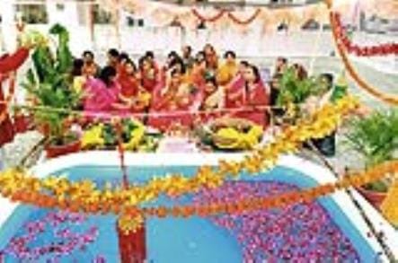 शहर में गोमती के घाट के साथ अपार्टमेंटों व मोहल्ले में भी छाया रहा छठ का उल्लास।