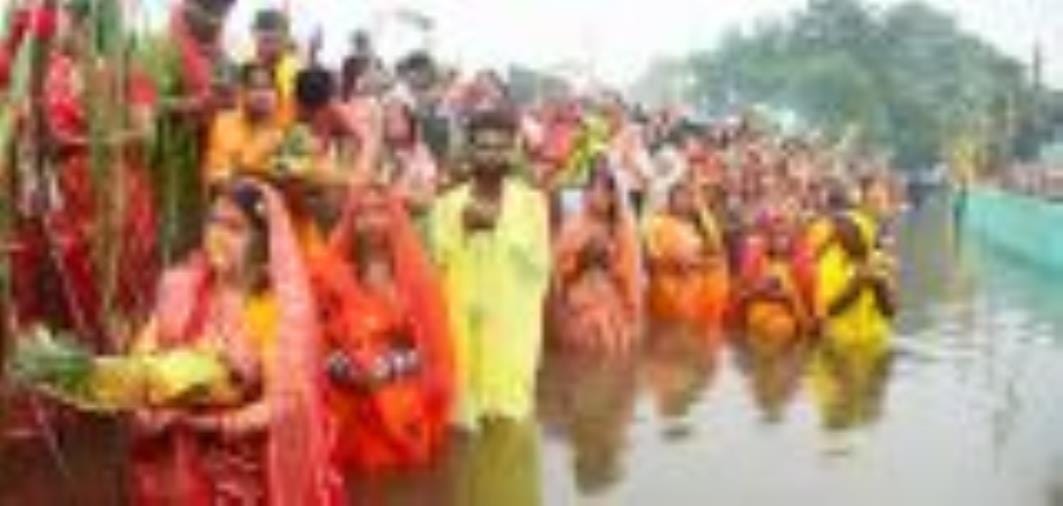 शहर में गोमती के घाट के साथ अपार्टमेंटों व मोहल्ले में भी छाया रहा छठ का उल्लास।