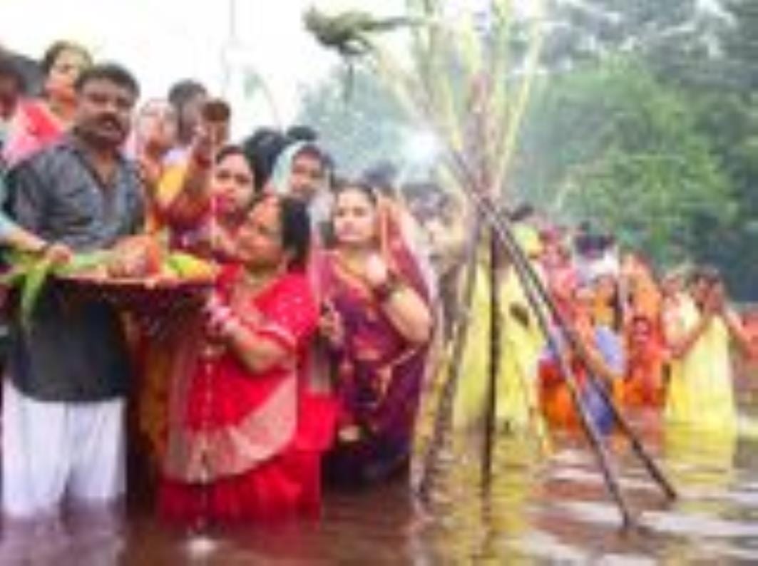 शहर में गोमती के घाट के साथ अपार्टमेंटों व मोहल्ले में भी छाया रहा छठ का उल्लास।