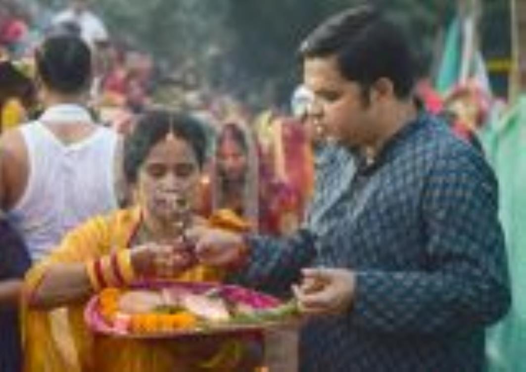 शहर में गोमती के घाट के साथ अपार्टमेंटों व मोहल्ले में भी छाया रहा छठ का उल्लास।