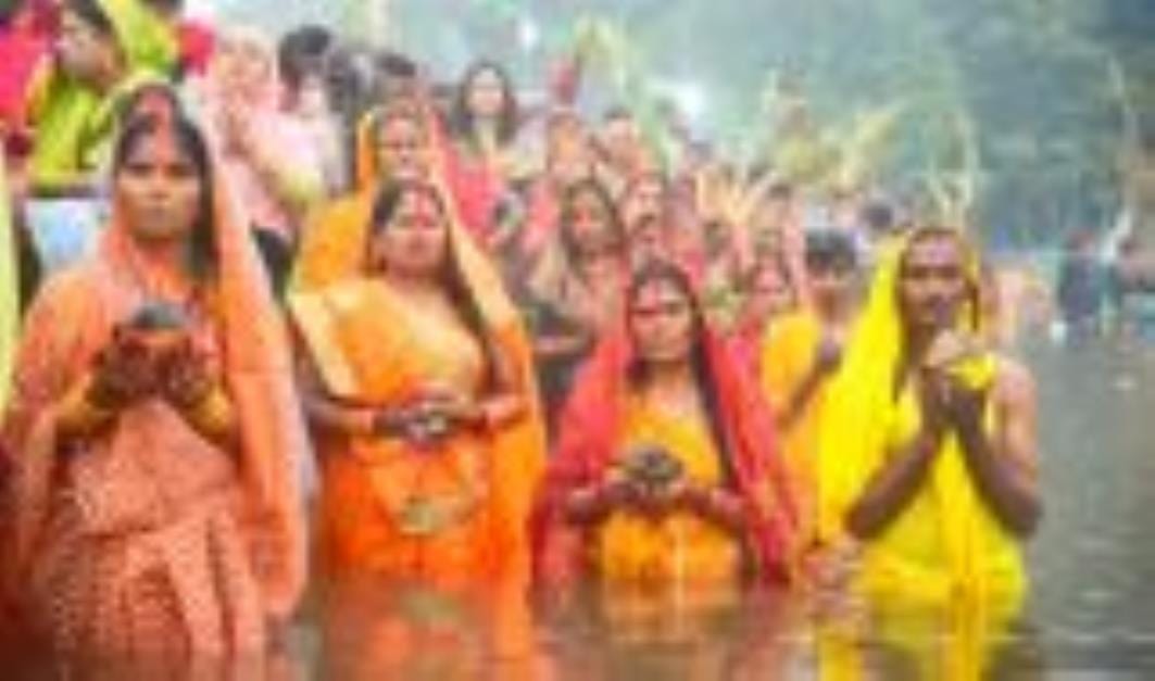 शहर में गोमती के घाट के साथ अपार्टमेंटों व मोहल्ले में भी छाया रहा छठ का उल्लास।