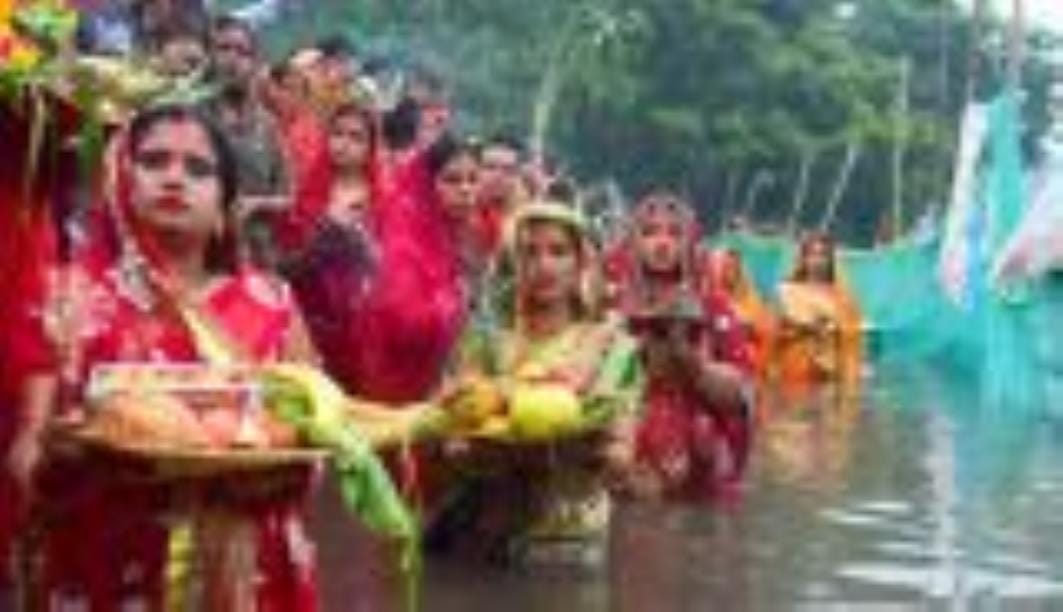 शहर में गोमती के घाट के साथ अपार्टमेंटों व मोहल्ले में भी छाया रहा छठ का उल्लास।