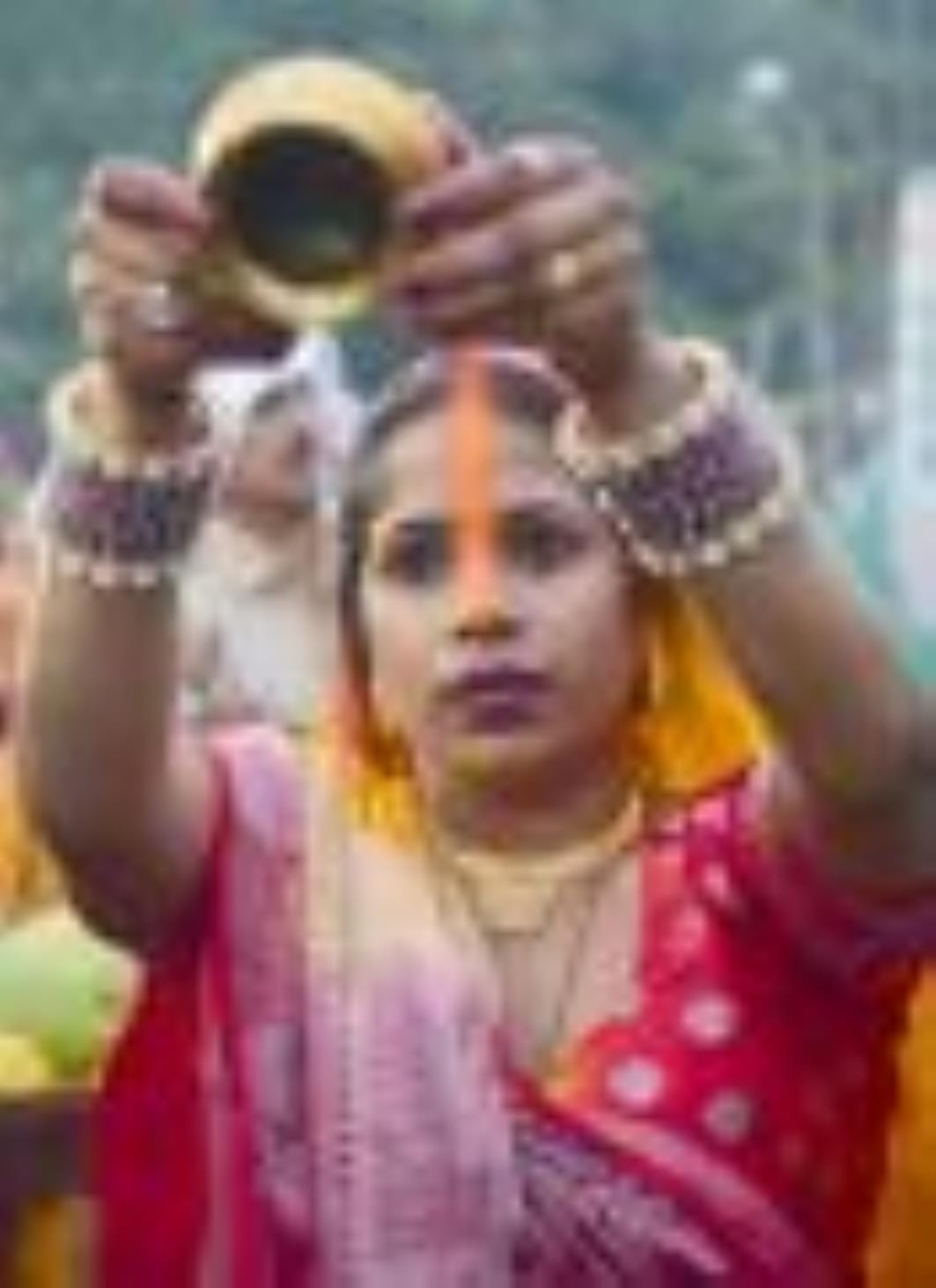 शहर में गोमती के घाट के साथ अपार्टमेंटों व मोहल्ले में भी छाया रहा छठ का उल्लास।