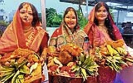 शहर में गोमती के घाट के साथ अपार्टमेंटों व मोहल्ले में भी छाया रहा छठ का उल्लास।