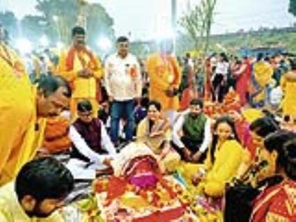 शहर में गोमती के घाट के साथ अपार्टमेंटों व मोहल्ले में भी छाया रहा छठ का उल्लास।