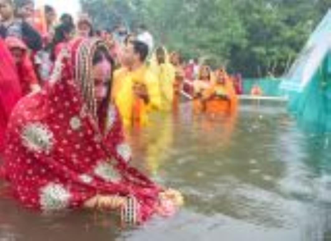 शहर में गोमती के घाट के साथ अपार्टमेंटों व मोहल्ले में भी छाया रहा छठ का उल्लास।