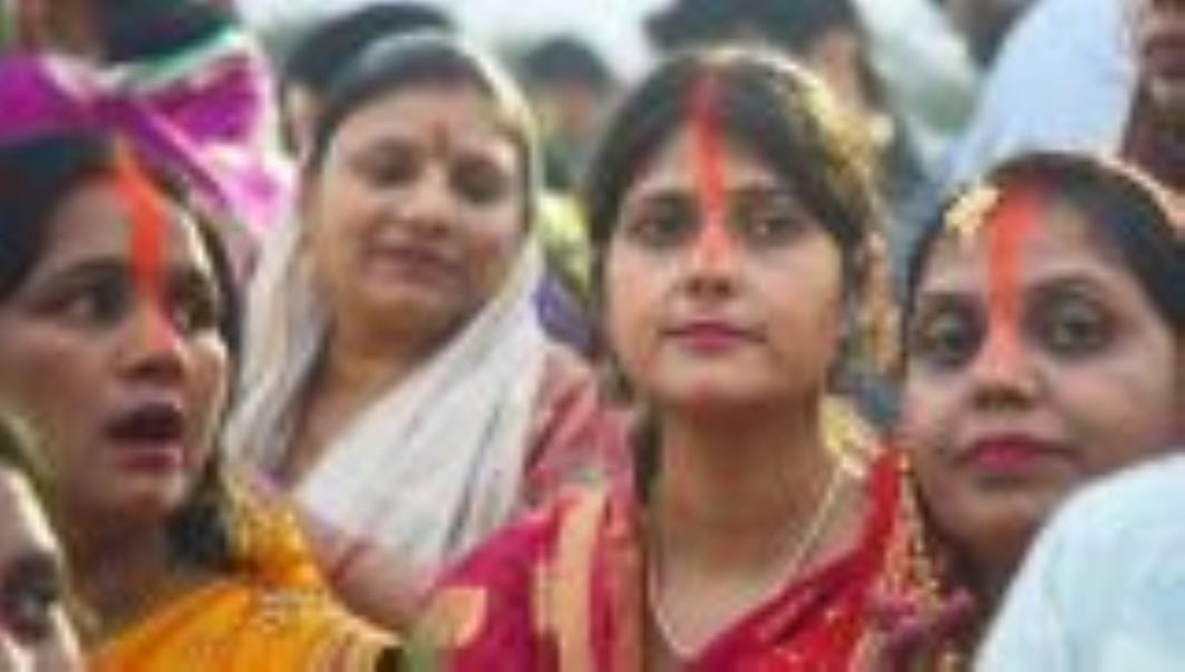 शहर में गोमती के घाट के साथ अपार्टमेंटों व मोहल्ले में भी छाया रहा छठ का उल्लास।