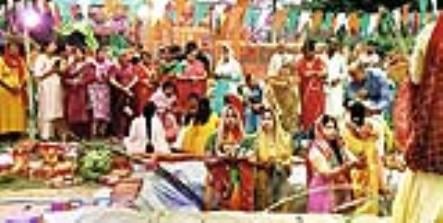 शहर में गोमती के घाट के साथ अपार्टमेंटों व मोहल्ले में भी छाया रहा छठ का उल्लास।