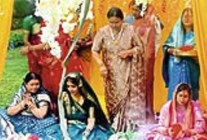 शहर में गोमती के घाट के साथ अपार्टमेंटों व मोहल्ले में भी छाया रहा छठ का उल्लास।