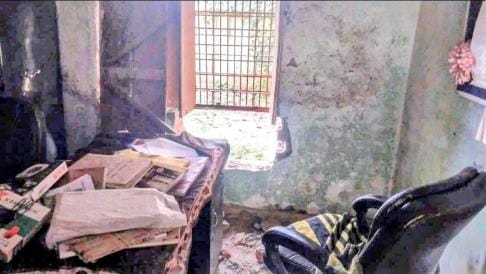 विद्यालय के प्रधानाध्यापक कक्ष की दीवार में चोरों ने लगाई सेंध। 
