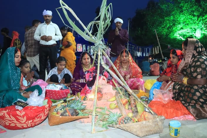 10...दिल्ली रोड स्थित भालौठ सब ब्रांच नहर में बने घाट पर छठ पूजा करती छठव्रती। संवाद 10...दिल्ली रोड स्थित भालौठ सब ब्रांच नहर में बने घाट पर छठ पूजा करती छठव्रती। संवाद
