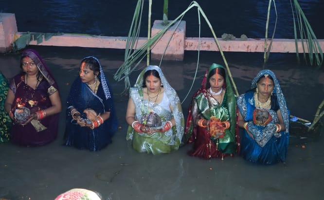 10...दिल्ली रोड स्थित भालौठ सब ब्रांच नहर में बने घाट पर छठ पूजा करती छठव्रती। संवाद 10...दिल्ली रोड स्थित भालौठ सब ब्रांच नहर में बने घाट पर छठ पूजा करती छठव्रती। संवाद