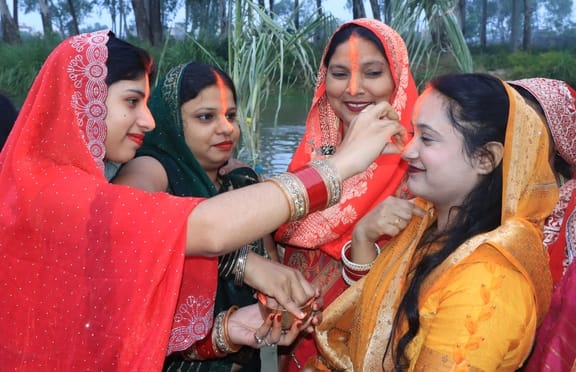 10...दिल्ली रोड स्थित भालौठ सब ब्रांच नहर में बने घाट पर छठ पूजा करती छठव्रती। संवाद 10...दिल्ली रोड स्थित भालौठ सब ब्रांच नहर में बने घाट पर छठ पूजा करती छठव्रती। संवाद
