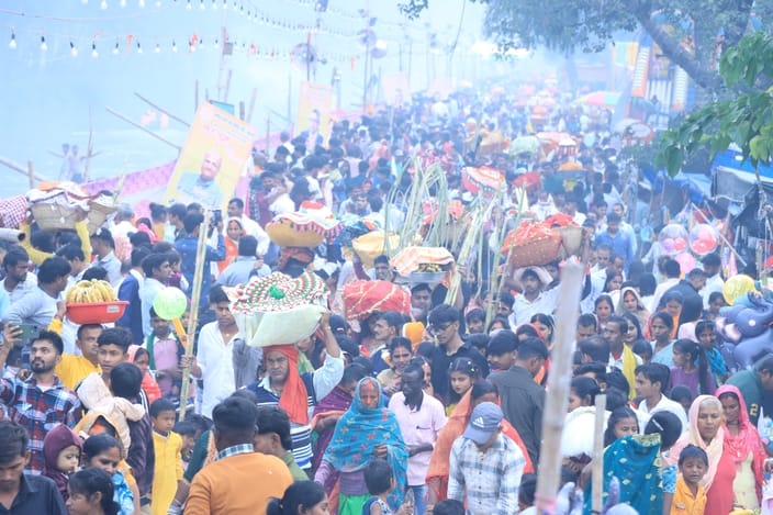 10...दिल्ली रोड स्थित भालौठ सब ब्रांच नहर में बने घाट पर छठ पूजा करती छठव्रती। संवाद 10...दिल्ली रोड स्थित भालौठ सब ब्रांच नहर में बने घाट पर छठ पूजा करती छठव्रती। संवाद