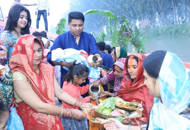 10...दिल्ली रोड स्थित भालौठ सब ब्रांच नहर में बने घाट पर छठ पूजा करती छठव्रती। संवाद 10...दिल्ली रोड स्थित भालौठ सब ब्रांच नहर में बने घाट पर छठ पूजा करती छठव्रती। संवाद