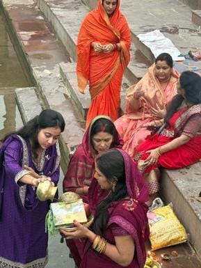 12 सीकेटीपी-1- परिचय- छठ पूजन के दौरान पति के साथ मंदाकिनी नदी में सूर्य अर्घ्य देकर पूजन करतीं 12 सीकेटीपी-1- परिचय- छठ पूजन के दौरान पति के साथ मंदाकिनी नदी में सूर्य अर्घ्य देकर पूजन करतीं