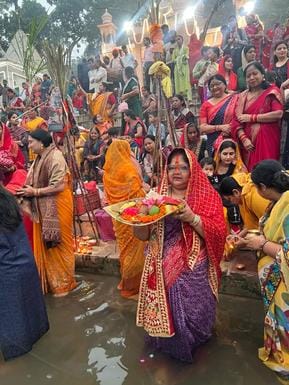 12 सीकेटीपी-1- परिचय- छठ पूजन के दौरान पति के साथ मंदाकिनी नदी में सूर्य अर्घ्य देकर पूजन करतीं 12 सीकेटीपी-1- परिचय- छठ पूजन के दौरान पति के साथ मंदाकिनी नदी में सूर्य अर्घ्य देकर पूजन करतीं
